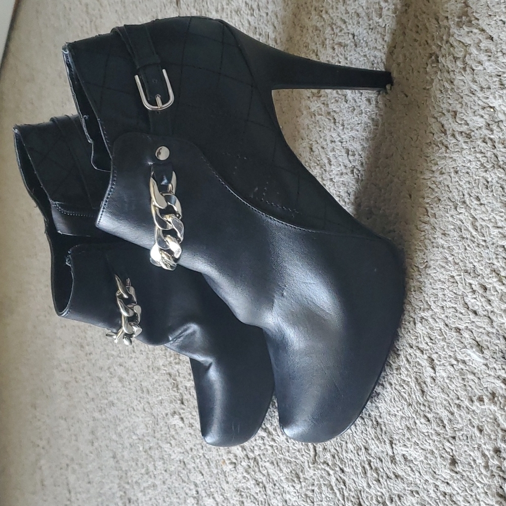 Guess size 8.5 booties black